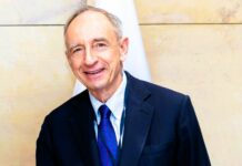 Dziś w radiu Bezpieczna Podróż omawiamy szokujący wyrok sądu! 😲 Wiceminister Bartoszewski ma zwrócić miliony z Fundacji. Czy to koniec jego kariery? Posłuchaj, dlaczego politycy milczą i jakie jeszcze czekają go konsekwencje!