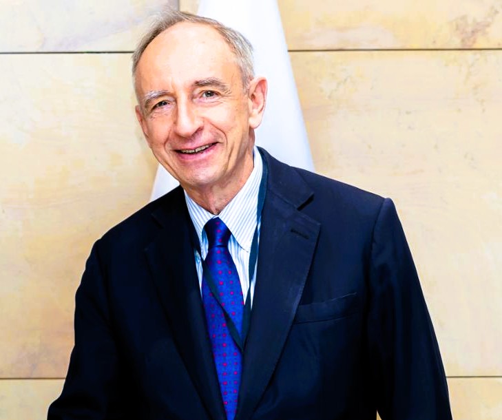 Minister malwersant skazany wyrokiem sądu dalej zasiada w rządzie. Smutne że to syn Profesora.