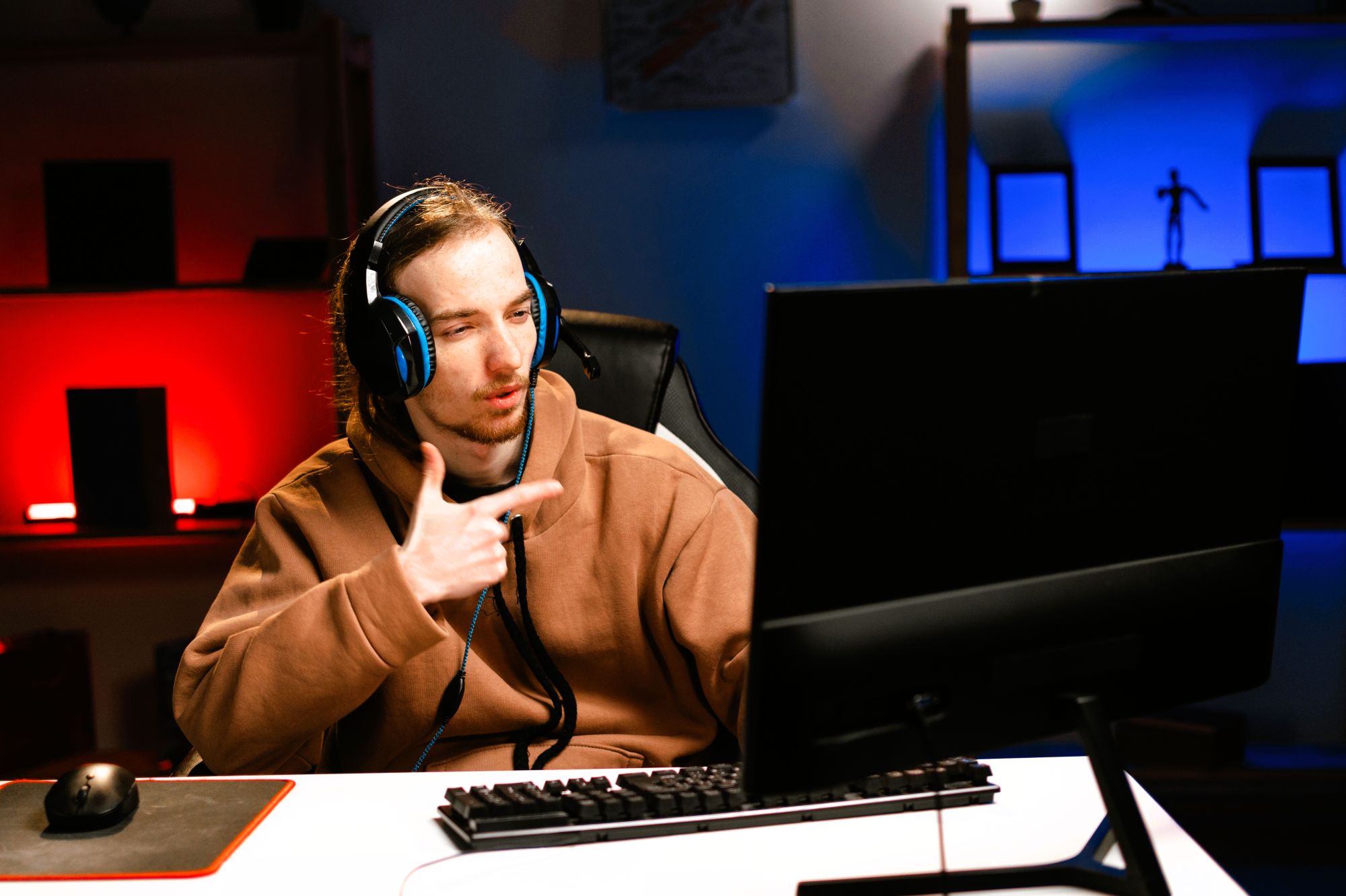 Dynamiczny wzrost ruchu w sieci w godzinach wieczornych, co robią Polacy online?