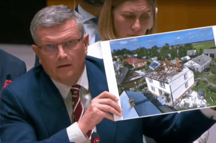 Zniszczony dom a rząd nie pomoże Zniszczony dom a rząd nie pomoże? to żart, rakieta była z polskiego f16 a rząd odsyła do Rosji? bo to przez nich?