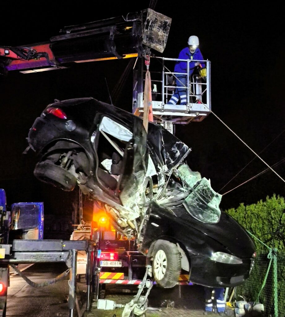 wypadek w Czechowicach -Dziedzicach samochód przecięty na pół