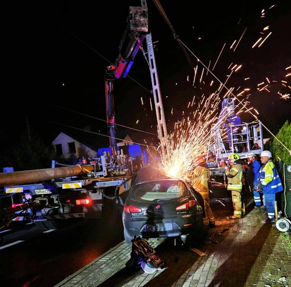 wypadek w Czechowicach -Dziedzicach samochód przecięty na pół