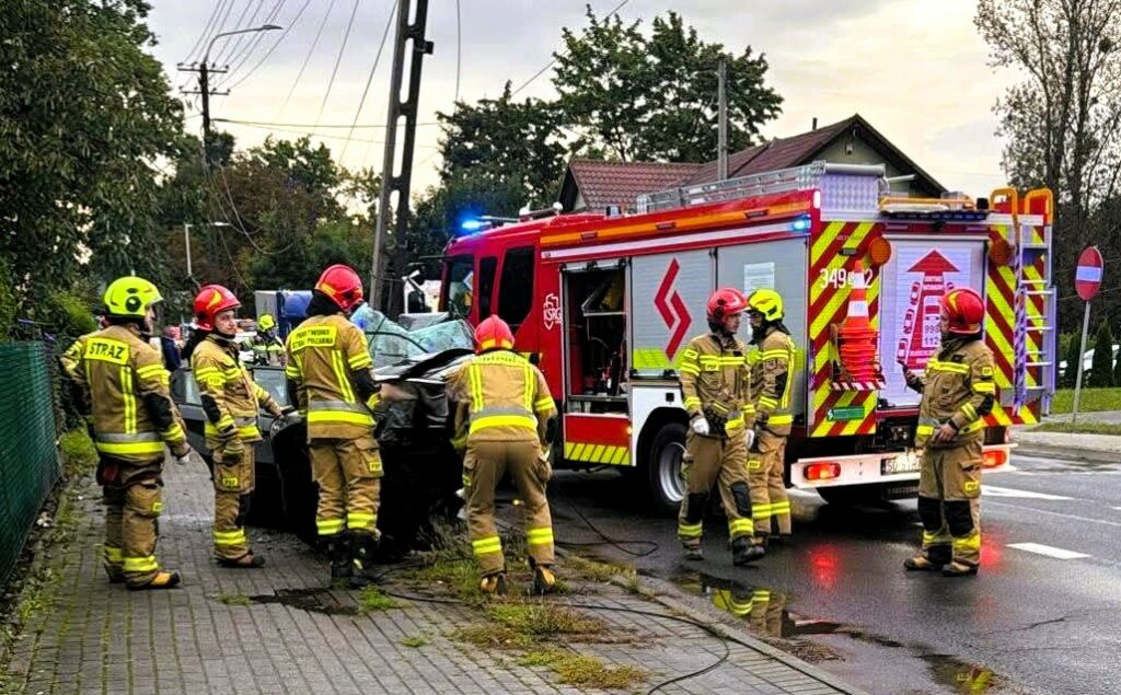 wypadek w Czechowicach -Dziedzicach samochód przecięty na pół Akcja ratownicza