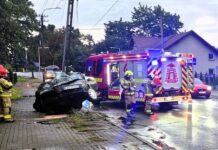 Niewyobrażalna siła uderzenia i przecięty na pół samochód a kierowca wychodzi na papierosa!!!! wypadek w Czechowicach -Dziedzicach samochód przecięty na pół Akcja ratownicza