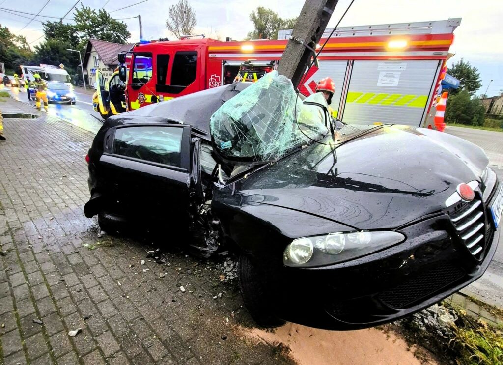 wypadek w Czechowicach -Dziedzicach samochód przecięty na pół Akcja ratownicza