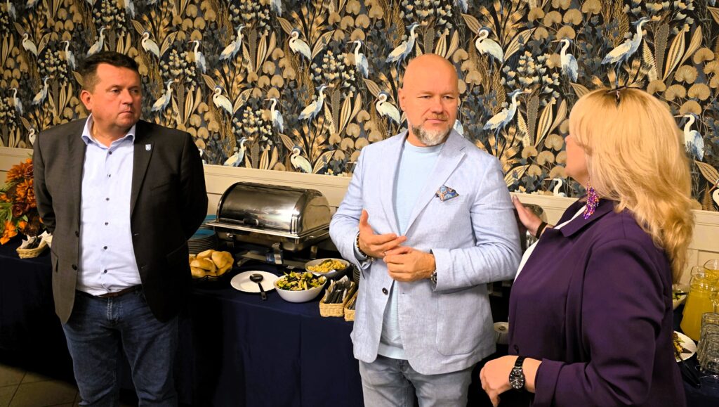 6 urodziny Restauracji ZAZ Zdrówko Legionowo Starosta Pan Roman Smogorzewski Antoni Pomykała doradca Fundacji i Małgorzata Trzcińska Prezes Fundacji