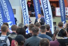 Konfederacja rozdaje karty: Sondaż o rządzie z PiS lub KO Konfederacja rozdaje karty Sondaż o rządzie z PiS lub KO