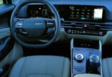 Rodzinny SUV kia sportage nowoczesna deska rozdzielcza