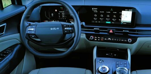 Rodzinny SUV kia sportage nowoczesna deska rozdzielcza