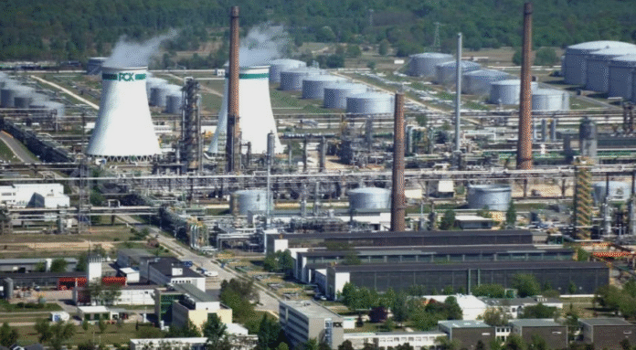 Niemcy układają się z Rosją i bronią Rosnieftu który ma rafinerię w Schwedt