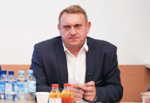 Gnojowica pod Drzwiami Doradcy Prezydenta RP Tomasz Obszański doradca Prezydenta RP - nie płaci rolnikom