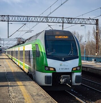 Śmiertelny wypadek na stacji PKP Ursus w Warszawie Tragiczne zdarzenie utrudnia ruch kolejowy 01