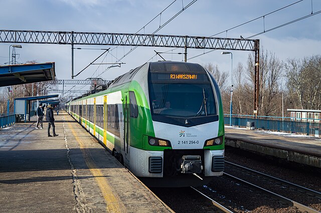 Śmiertelny wypadek na stacji PKP Ursus w Warszawie: Tragiczne zdarzenie utrudnia ruch kolejowy
