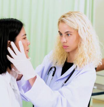 TikTokowe Porady Piękności prowadzące do katastrofy, nie rób zabiegów upiększających na własną rękę