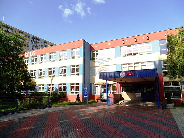 Uczeń pobił nauczycielkę w Toruniu – Szokująca agresja i reakcja szkoły