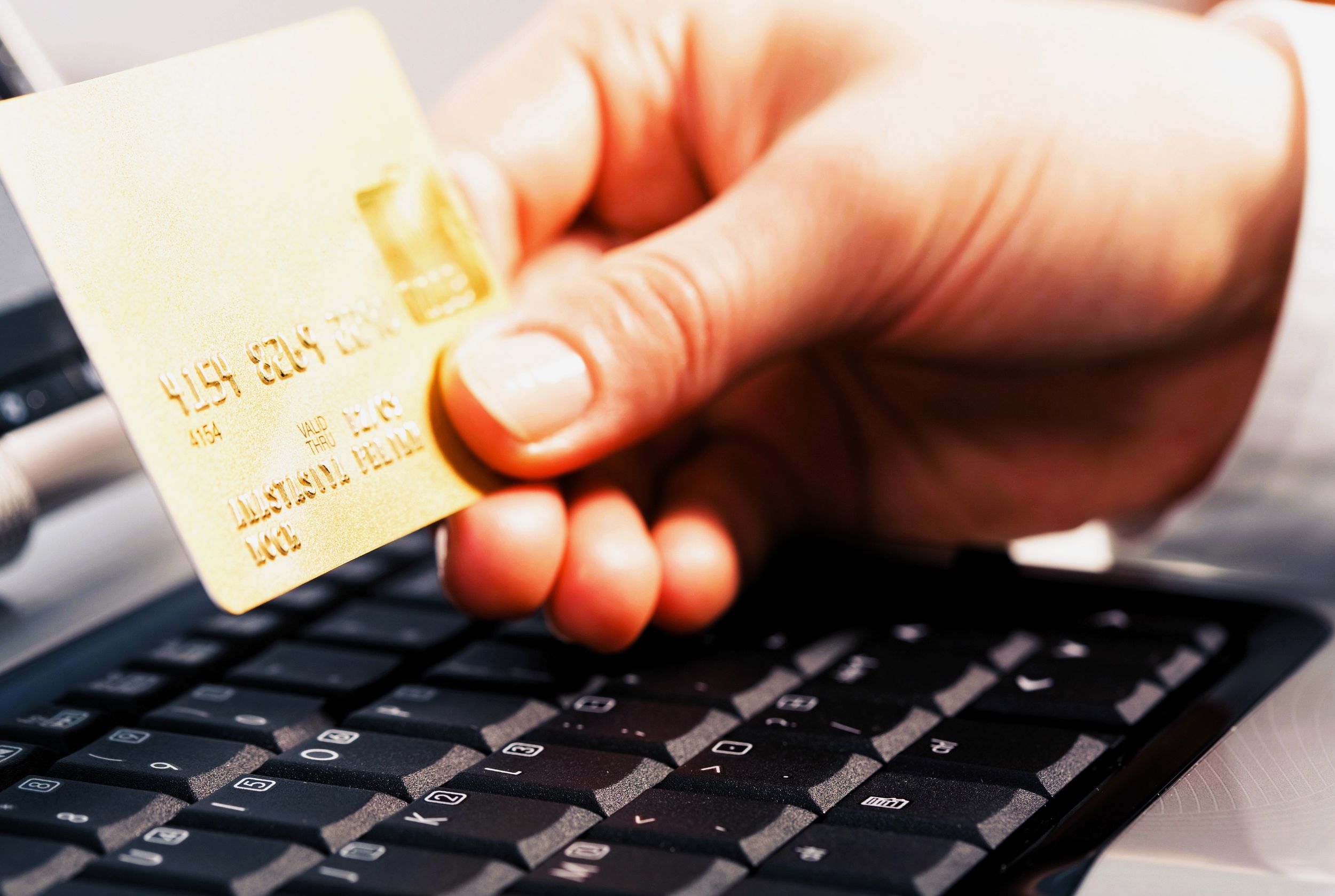 Dwuskładnikowe uwierzytelnianie: Co to jest i jak je włączyć w banku/na mailu?