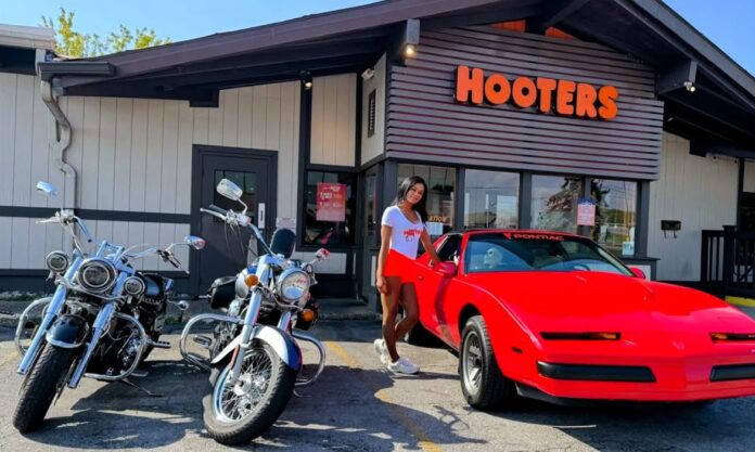 Feniks w pomarańczowych szortach - Historia Hooters