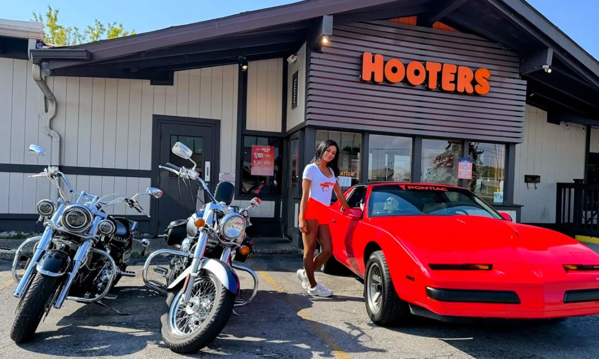 Feniks w pomarańczowych szortach – Historia Hooters