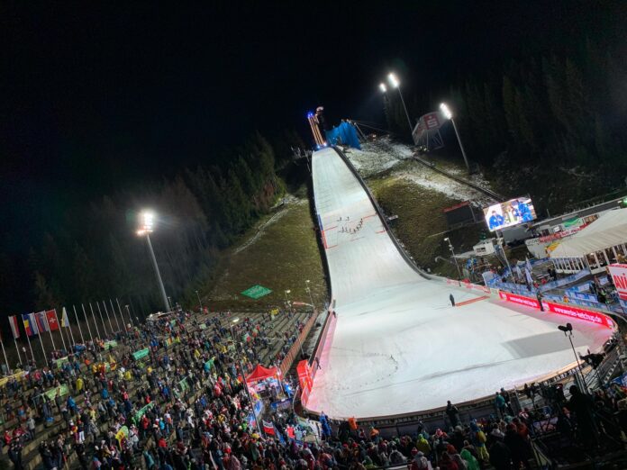 Kobiety i mężczyźni wracają do Klingenthal Weekend pełen lotów i sportowych emocji.