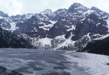 Ryzykowny spacer po lodzie: Dlaczego dorośli nie dość, że narażają sami siebie to jeszcze dzieci na Morskim Oku?