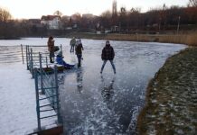 Tragedia na zamarzniętym zbiorniku w Radzewie: Nie żyje 7-latek i jego mama Tragedia na zamarzniętym zbiorniku w Radzewie Nie żyje 7-latek i jego mama