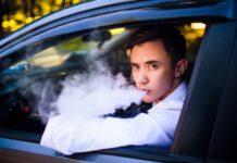 Zakaz palenia w aucie z dziećmi Zakaz palenia w aucie, nawet e-papierosów kiedy przewozimy osoby poniżej 18 roku życia