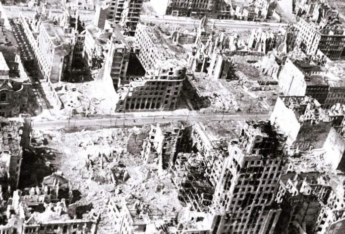 Zniszczona Warszawa reparacje wojenne Reparacje za 6mln ofiar i odpowiedzialność nie istnieje