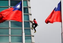 Alex Honnold zdobywa Taipei 101 bez asekuracji.