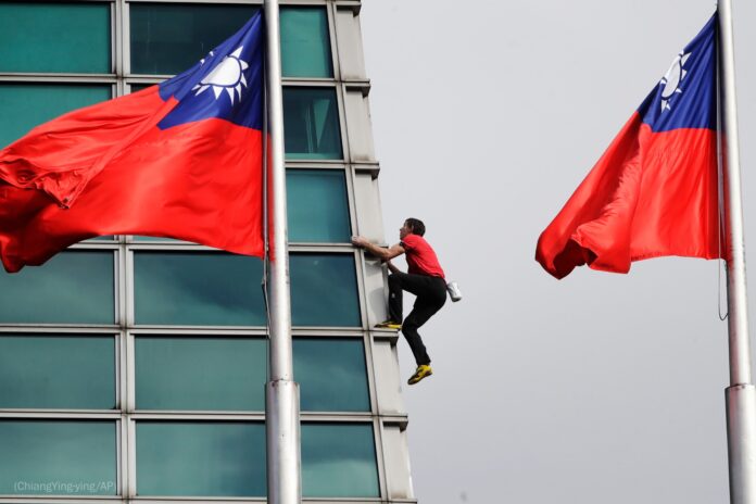 Alex Honnold zdobywa Taipei 101 bez asekuracji0 Alex Honnold zdobywa Taipei 101 bez asekuracji.