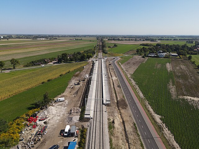 Groźny wypadek samochodu z pociągiem w Błoniu pod Warszawą