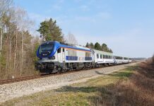 Groźny wypadek samochodu z pociągiem w Błoniu pod Warszawą