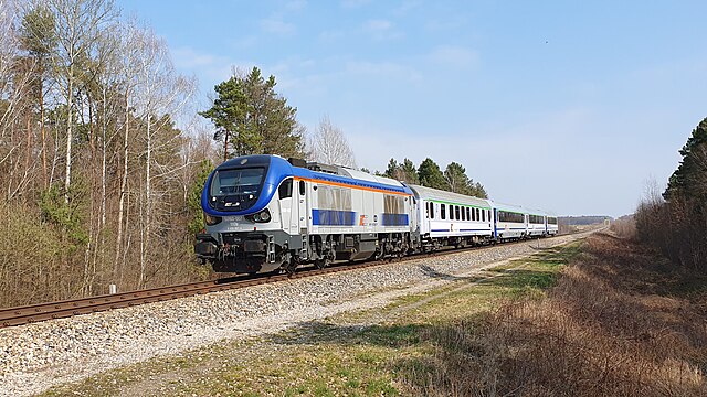 Groźny wypadek samochodu z pociągiem w Błoniu pod Warszawą