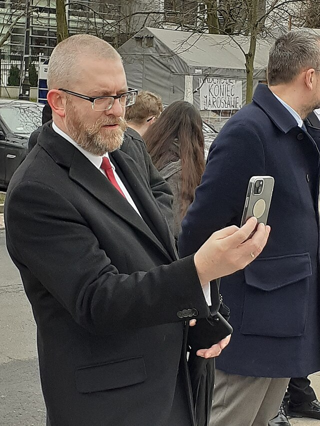 Nowy sondaż partyjny: Grzegorz Braun rośnie w siłę i zbliża się do ważnej granicy