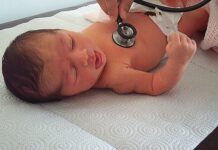 Policjanci z Mławy znaleźli noworodka w szafce po wezwaniu. Są pierwsze zatrzymania Policjanci z Mławy znaleźli noworodka w szafce po wezwaniu. Są pierwsze zatrzymania