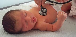 Policjanci z Mławy znaleźli noworodka w szafce po wezwaniu. Są pierwsze zatrzymania Policjanci z Mławy znaleźli noworodka w szafce po wezwaniu. Są pierwsze zatrzymania