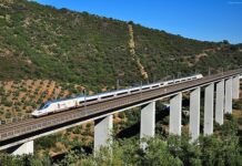 Przerażające relacje świadków katastrofy pociągu w Hiszpanii: Maszyna jechała zdecydowanie zbyt szybko Przerażające relacje świadków katastrofy pociągu w Hiszpanii Maszyna jechała zdecydowanie zbyt szybko