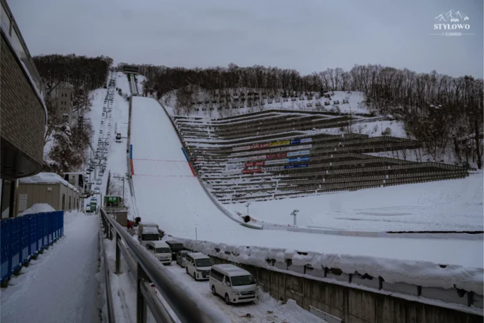 Skoki narciarskie w Kraju Kwitnącej Wiśni.