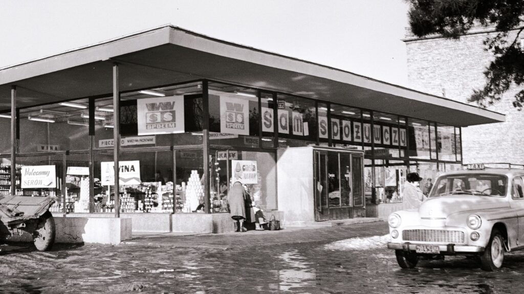 Warszawa 203 i konflikt z Peugeotem, parking pod PRLowskim supermarketem