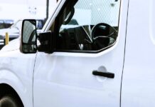 Wynajem busów – porównanie kosztów usługi z kierowcą i bez kierowcy