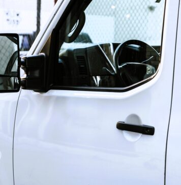 Wynajem busów – porównanie kosztów usługi z kierowcą i bez kierowcy Wynajem busów – porównanie kosztów usługi z kierowcą i bez kierowcy