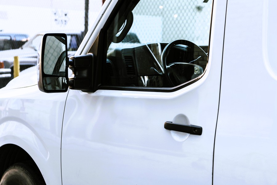 Wynajem busów – porównanie kosztów usługi z kierowcą i bez kierowcy