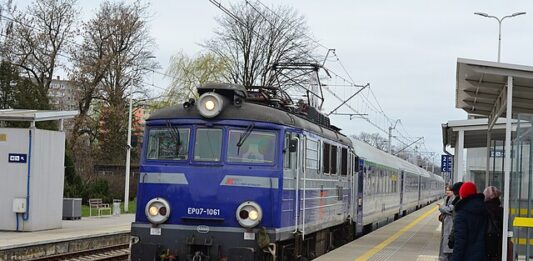 Tragedia na dworcu w Pabianicach pod Łodzią Nie żyje 70-letnia kobieta