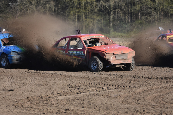 Rajdy samochodowe w Polsce i fascynacja emocjami ryzyka