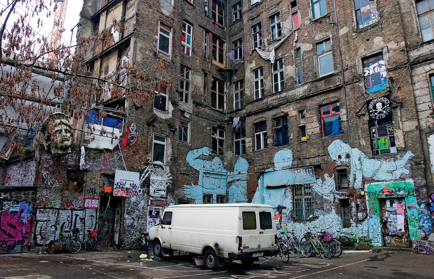 Facet łowił z okna szczura na wędkę