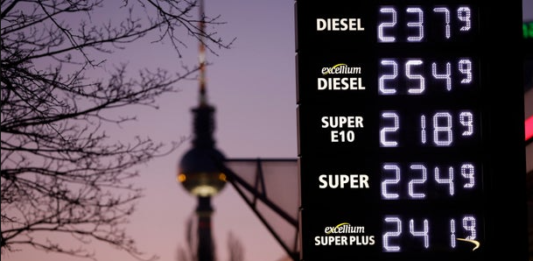 Czy Hans zatankuje u nas taniej? turystyka paliwowa