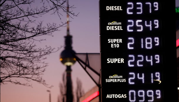 Czy Hans zatankuje u nas taniej? turystyka paliwowa