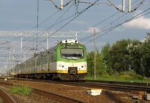 Niebezpieczna jazda na dachu pociągu w Parzniewie skąd spadła i trafiła do szpitala
