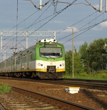 Niebezpieczna jazda na dachu pociągu w Parzniewie skąd spadła i trafiła do szpitala