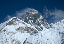 Tragiczne wieści z Mount Everest: Czwarta ofiara śmiertelna w tym sezonie