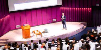Ostatnie wydarzenie ElevenLabs Summit pokazało realną skalę tego niesamowitego przedsięwzięcia. Impreza zgromadziła ponad dwa tysiące pięćset założycieli innowacyjnych firm z całego świata
